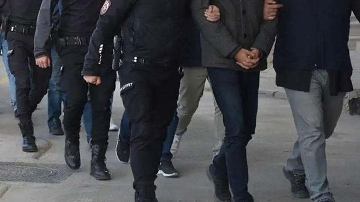 İstanbul’da yüksek sesli müzik dinleyen grup polise saldırdı: 10 kişi gözaltına alındı