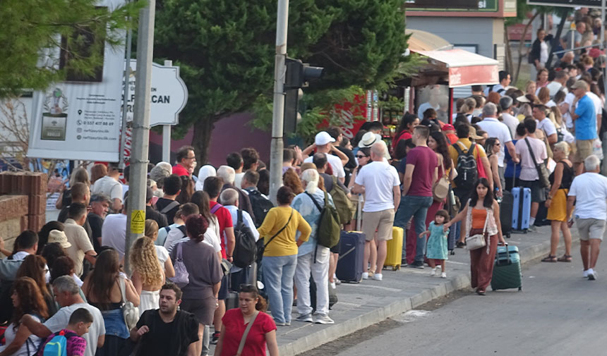 3 günlük tatil yoğunluğu başladı: Midilli Adası'na akın ettiler