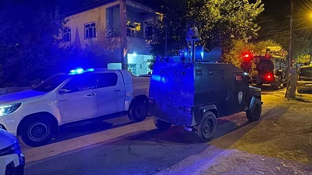 Van’da otomobile silahlı saldırı: Baba hayatını kaybetti üç kızı yaralandı