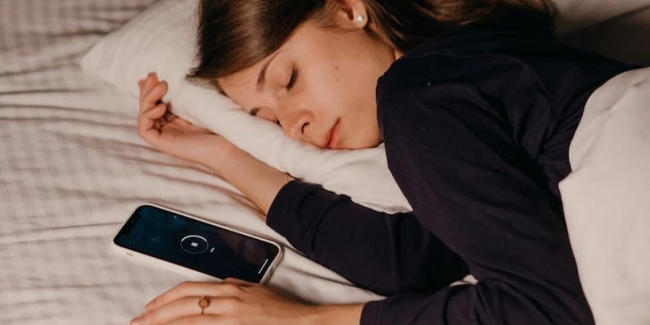 Yastık altına telefon koyanlar dikkat: Göründüğü kadar masum değil