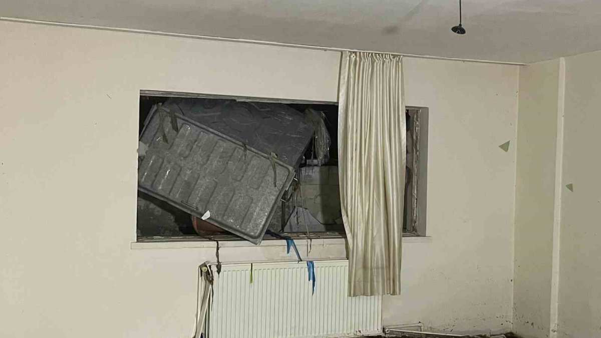 Ankara'da sağanak sonrası daire duvarı yıkıldı