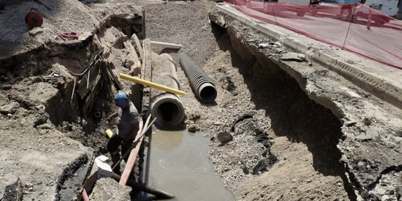İzmir'de doğalgaz patladı: Cadde trafiğe kapatıldı