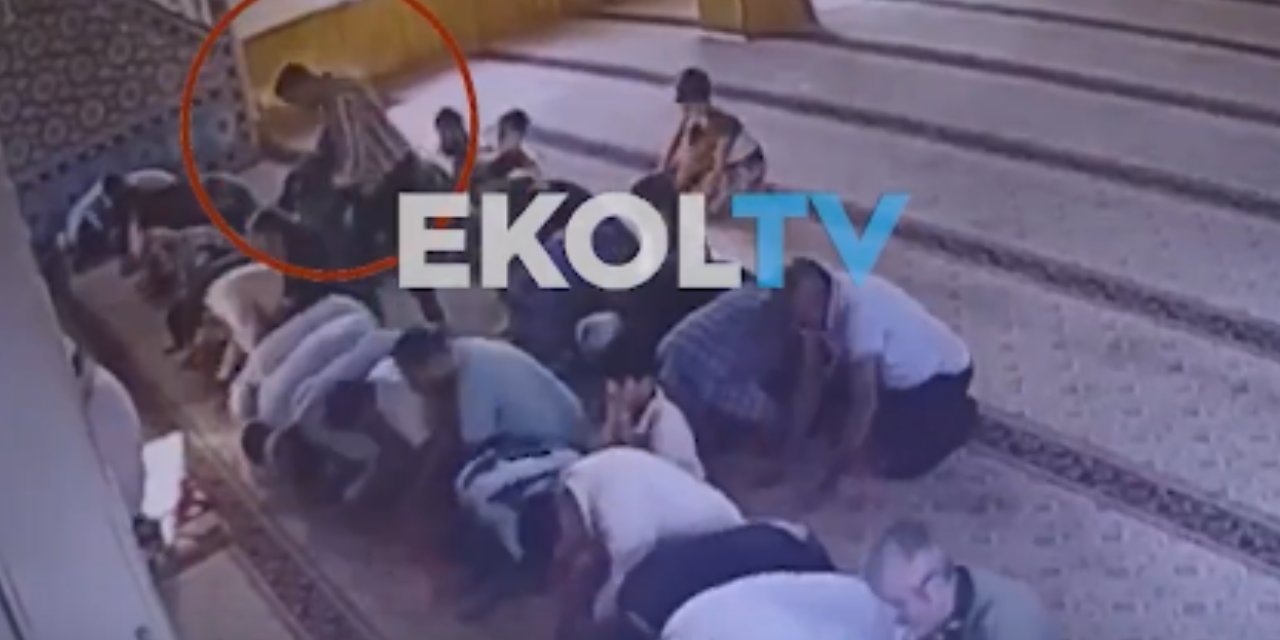 Camide namaz kılan emekli öğretmeni defalarca bıçakladı! Sebebi şok etti