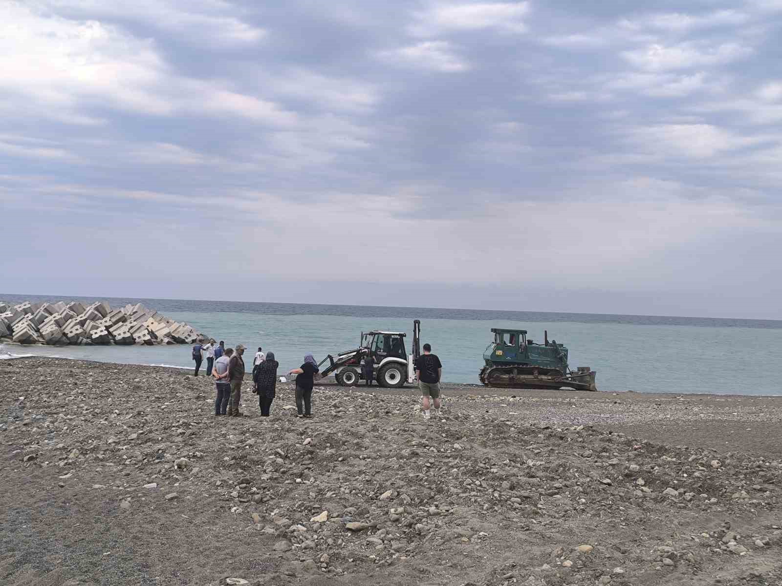 Plajda feci ölüm: Güneşlenen kadın üzerinden dozer geçti