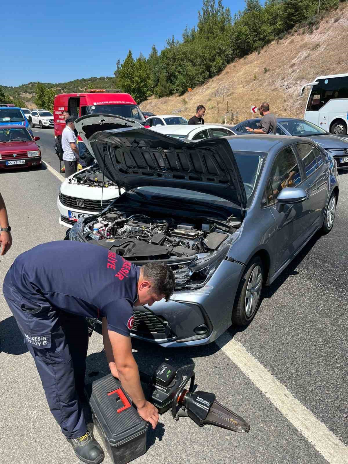 Zift gibi asfalt kazaya neden oldu: 8 yaralı