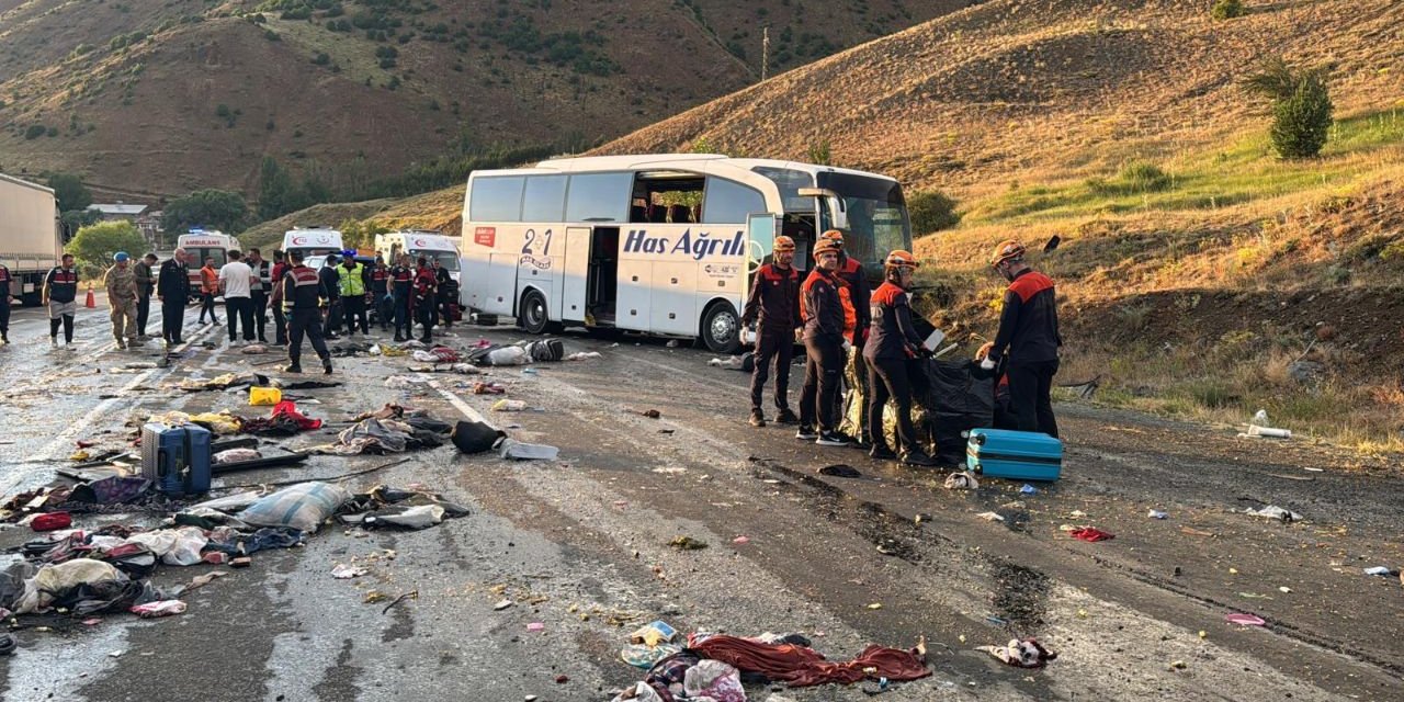 Sivas'ta yolcu otobüsü devrildi: Ölü ve çok sayıda yaralı var