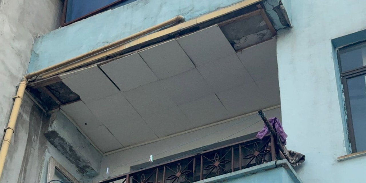 Küçükçekmece'de bir binanın balkonu çöktü
