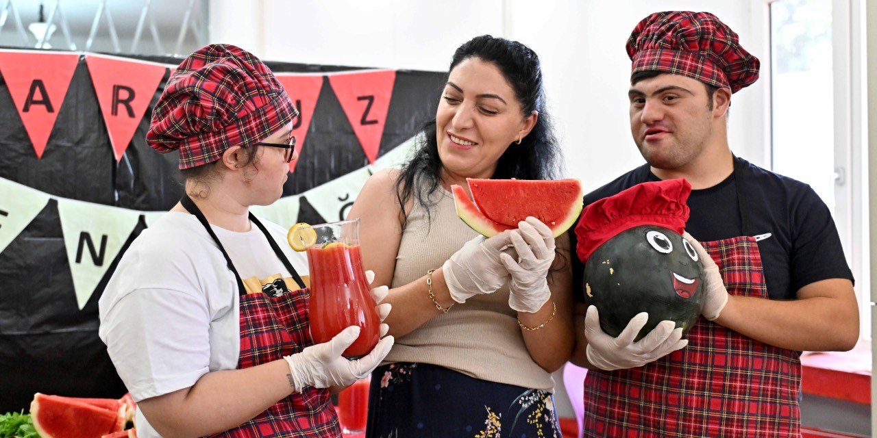 Antalya’da Engelsiz Kafe’den yaz sıcağına karşı karpuzlu çözüm