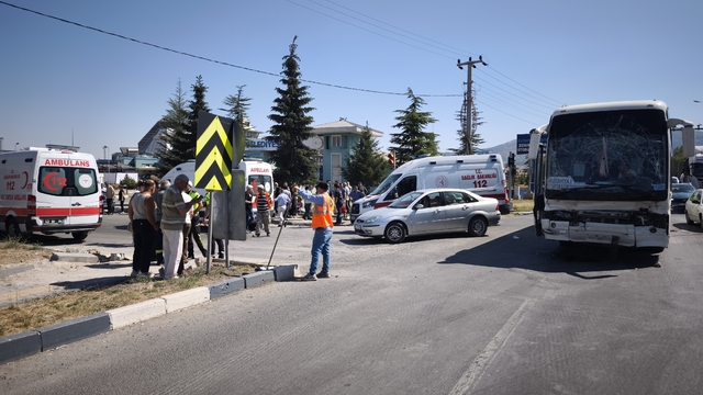 İşçi servisi LPG yüklü tankere çarptı: 35 yaralı