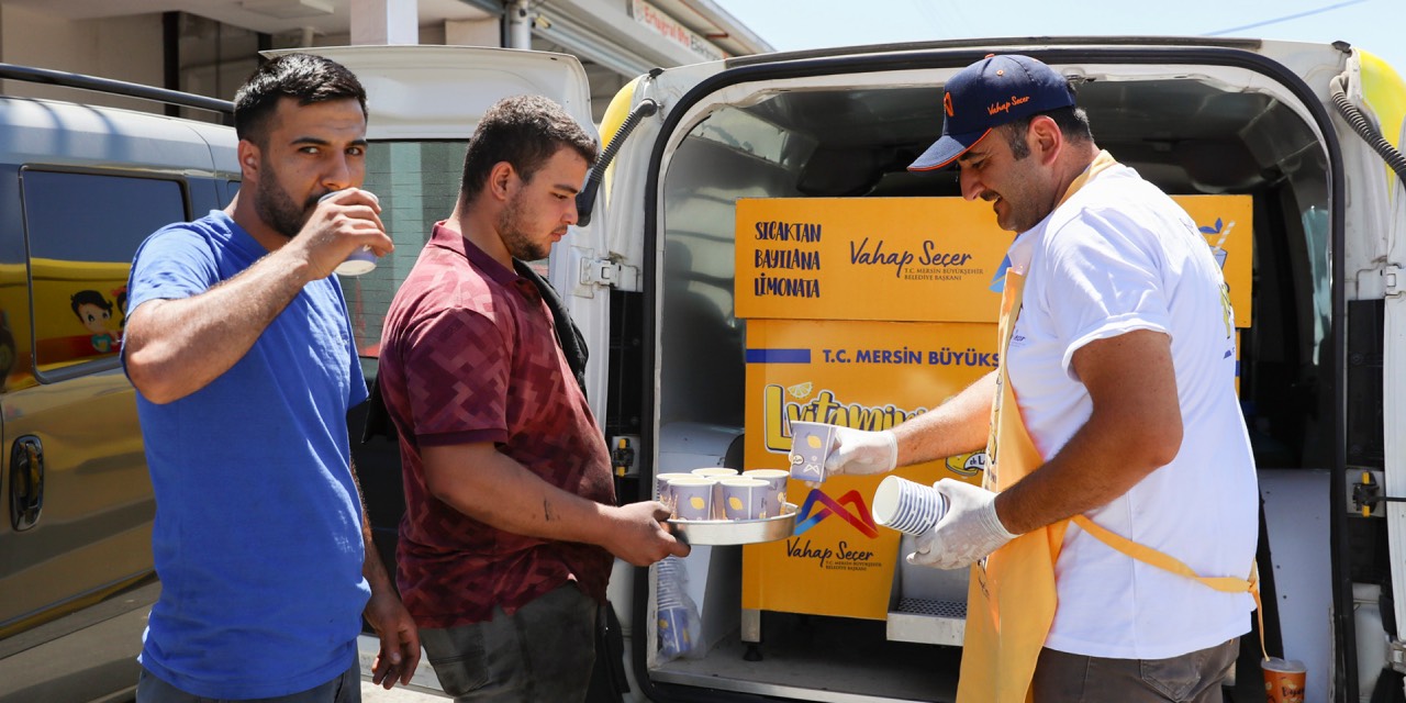 Mersin Büyükşehir’den yaz sıcağına karşı limonata ikramı