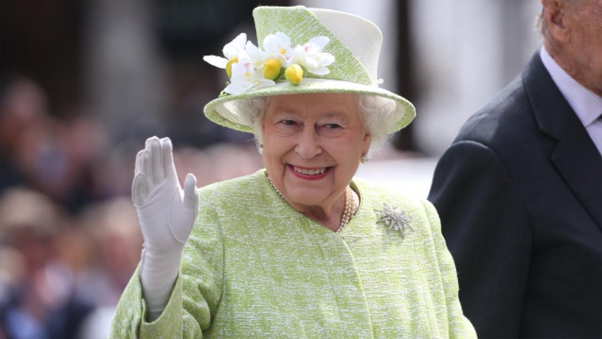 Kraliçelikle örülmüş bir moda tarihi: 2. Elizabeth’in gardırobu ziyarete açılıyor