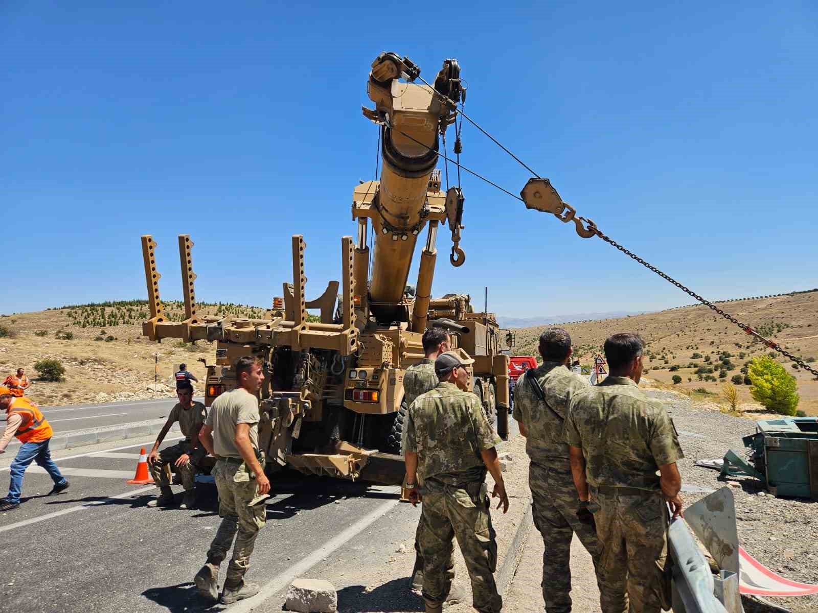 Askeri araç devrildi: 2 asker yaralandı