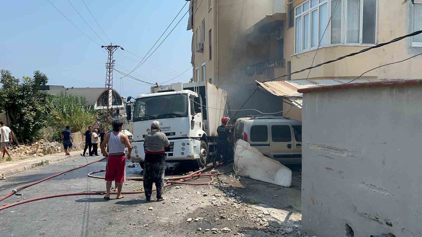 Freni boşalan çöp kamyonu dehşet saçtı