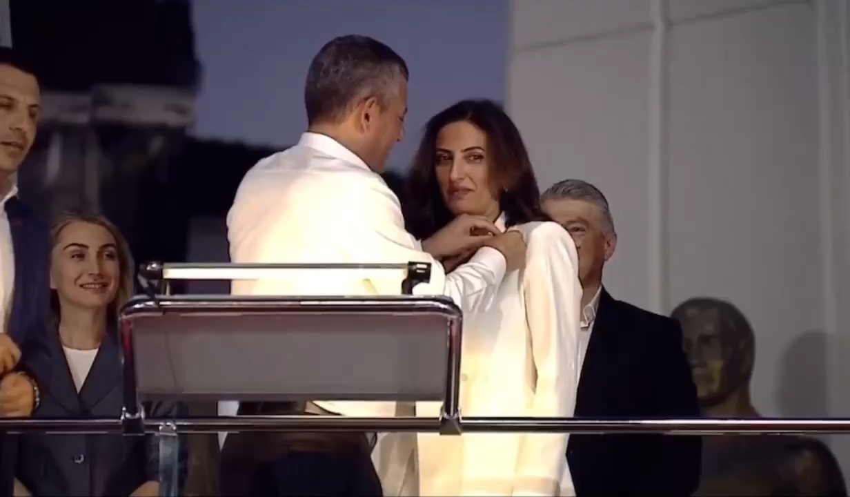 CHP’ye iki yeni vekil! Mitingde sürpriz rozet töreni