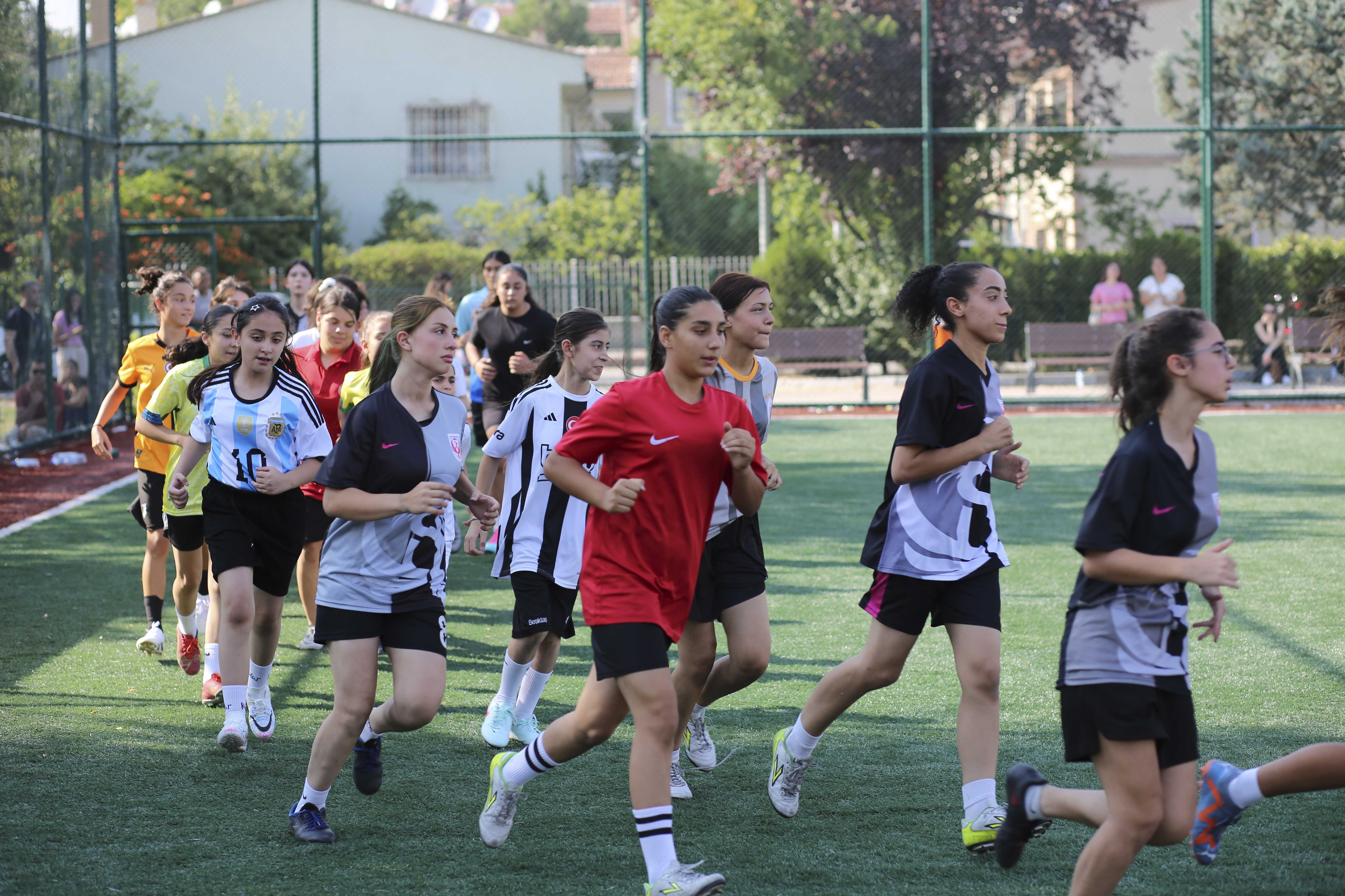 Ankara Büyükşehir Belediyesi’nden ücretsiz kız futbol okulu