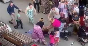 Kadınlar arasında sokak ortasında kavga