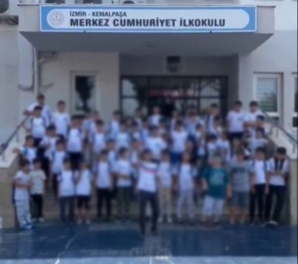 İzmir'de skandal yemin töreni! İlkokulda Arapça ve dini içerikli yemin ettirildi
