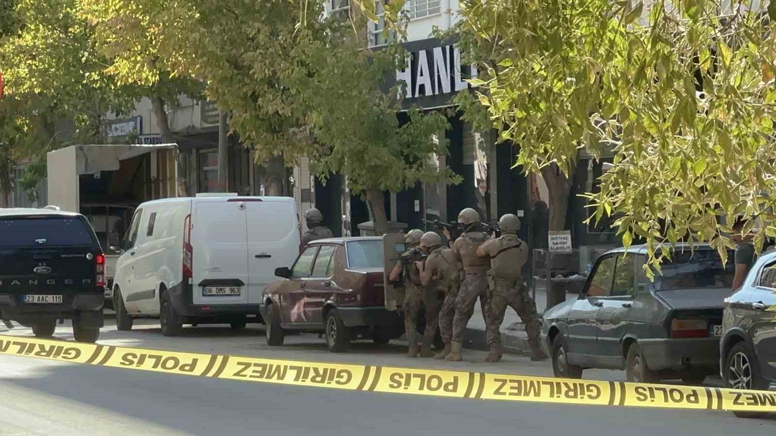 Elazığ'da dehşet: Polislere ateş açtı 1 polis yaralandı