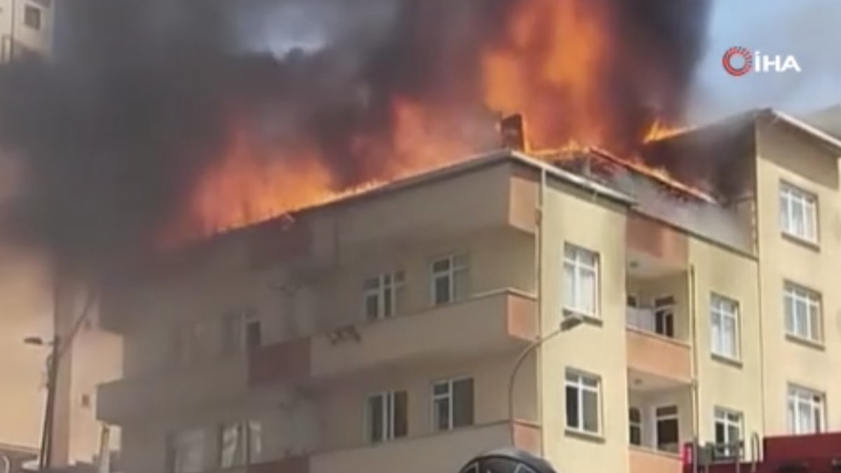 Ümraniye'de çatı korku dolu anlar: Yangın yan binaya da sıçradı