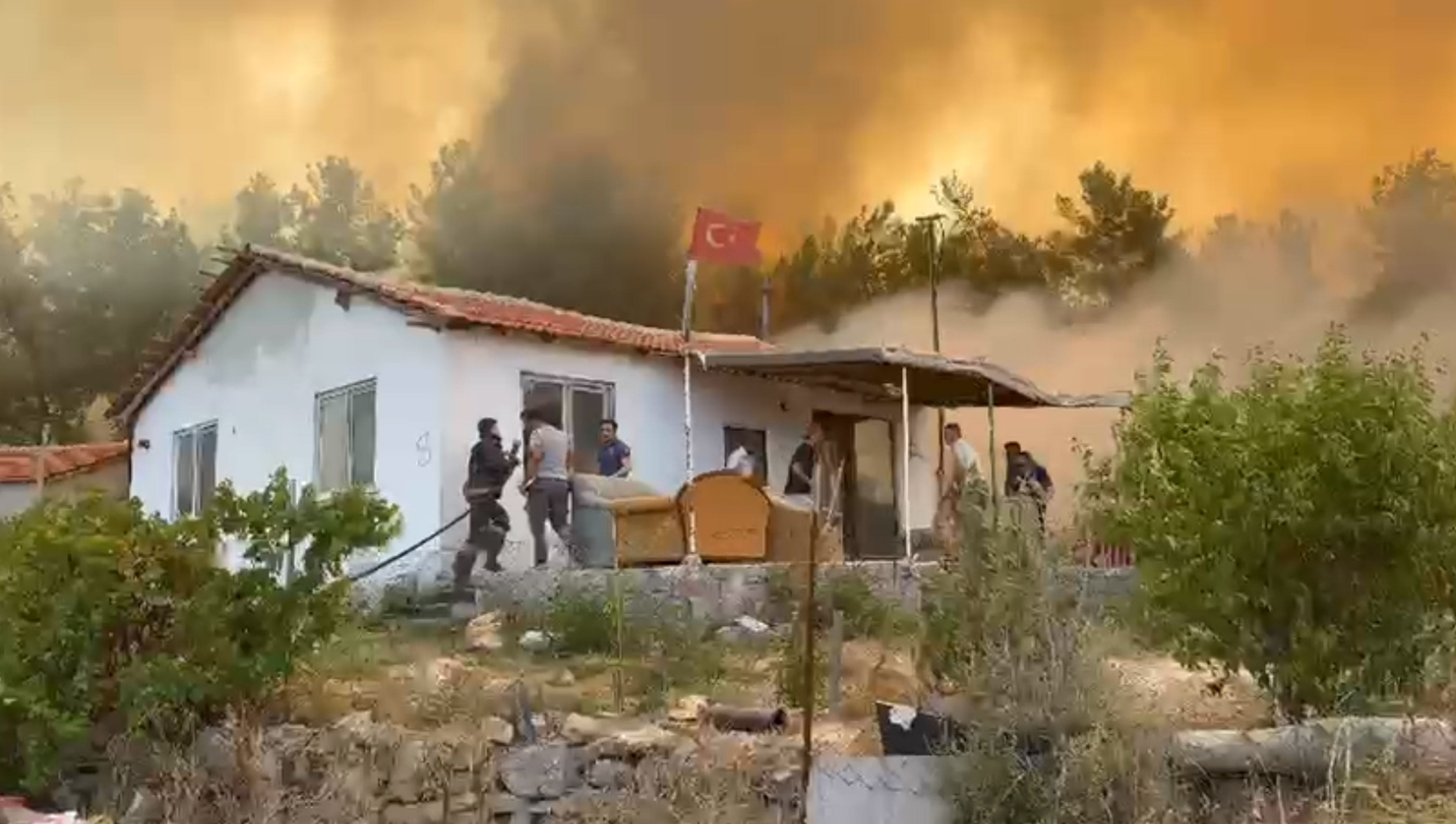 Antalya’daki orman yangınları 4 ilçede devam ediyor! 3 ev yandı, yüzlerce kişi tahliye edildi