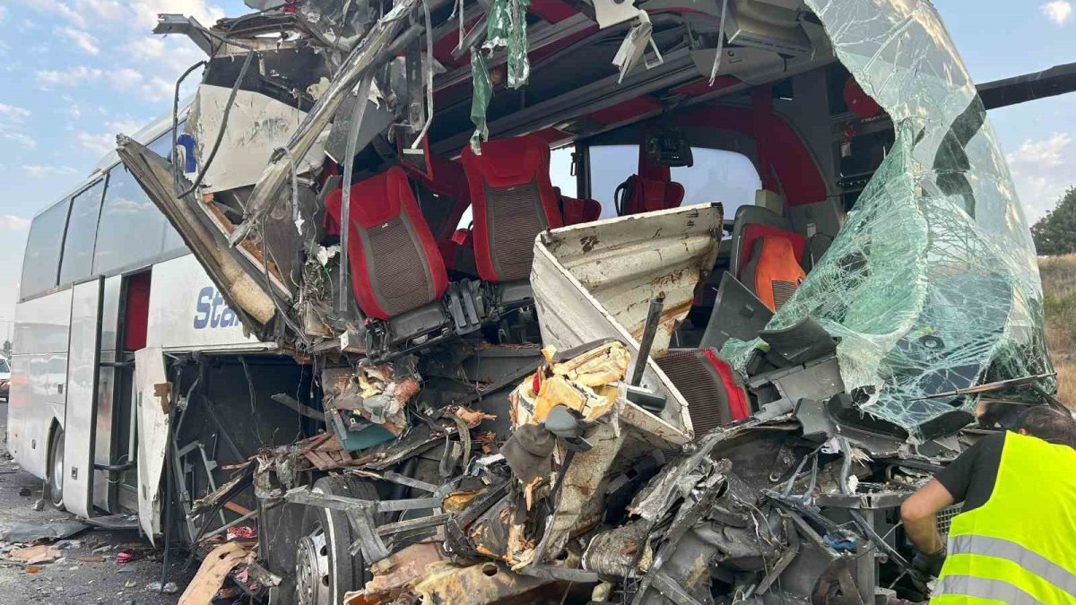 Mersin'de feci kaza! Yolcu otobüsü TIR’a çarptı: 9 yaralı