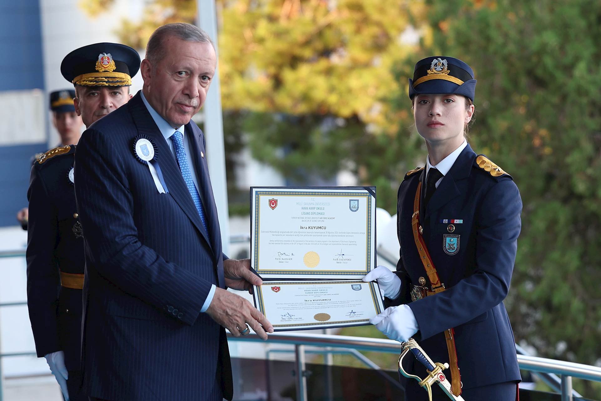 Türkiye kadınlara emanet: Harp okullarında dönem birincileri kadın teğmenler oldu