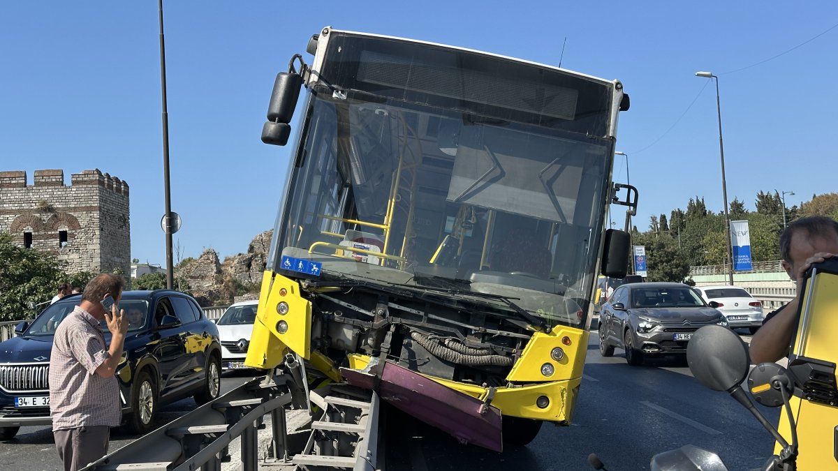 Fatih’te İETT otobüsü bariyerlerde asılı kaldı