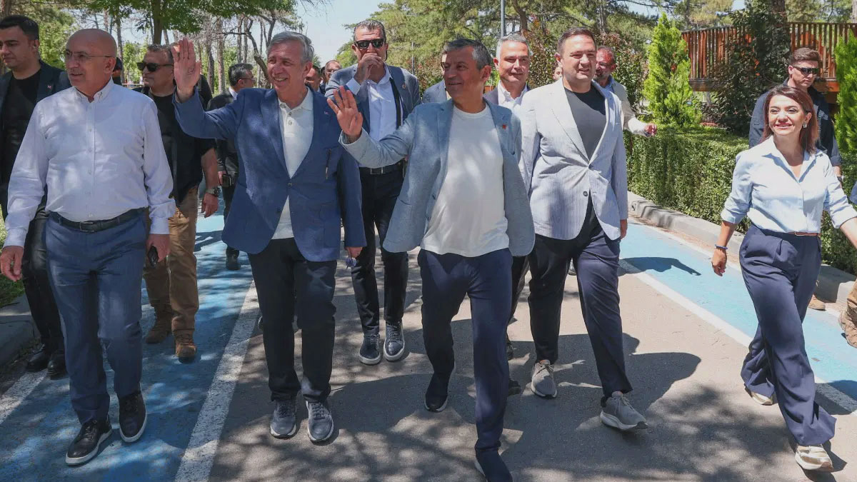 Özgür Özel ve Mansur Yavaş Başkent’te yeşil alanları gezdi