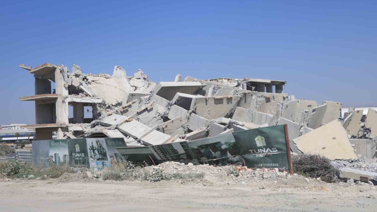 Hatay’da 12 katlı bina yerle bir oldu