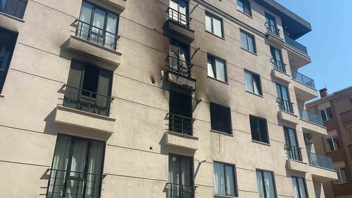 Avcılar’da yangın paniği: İki kişi camdan atladı, üç yaralı