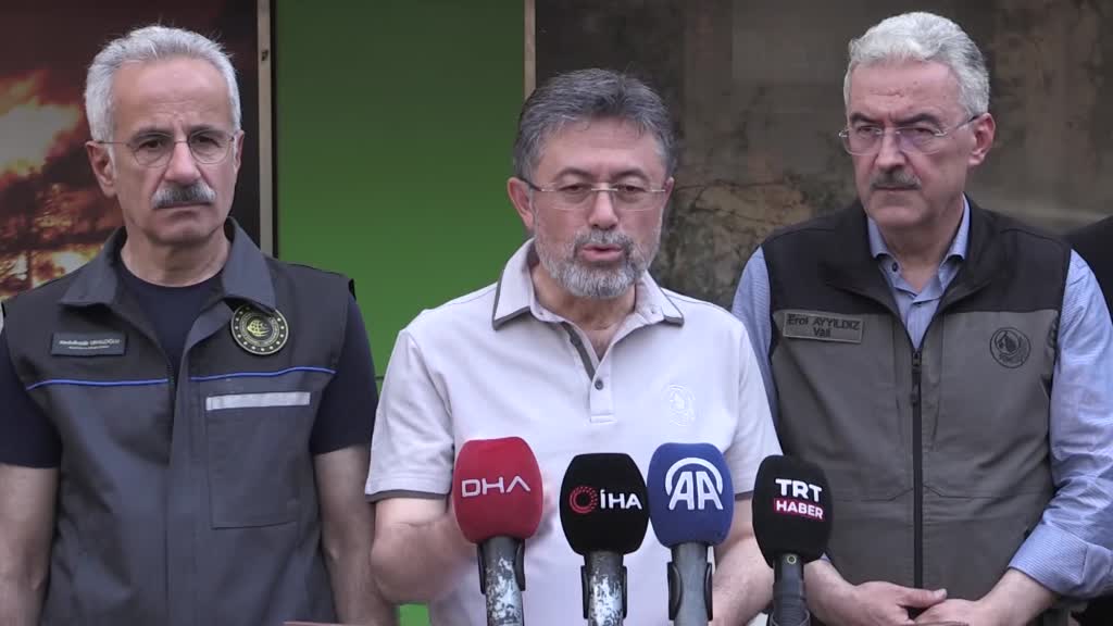 Bakan Yumaklı'dan yangın eleştirilerine ilginç tepki: Cebimizde uçak ya da arasöz yok