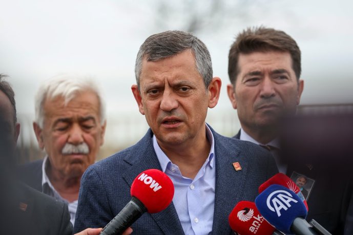 Özgür Özel'den yangınlara flaş tepki: Halk alevlerin ortasında yalnız bırakılıyor
