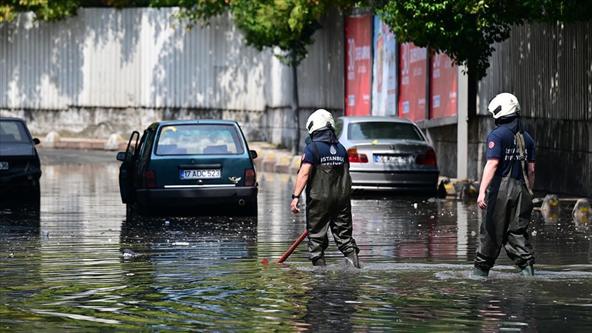 İstanbul'da kuvvetli yağış: Vatandaşlar kaçacak yer aradı