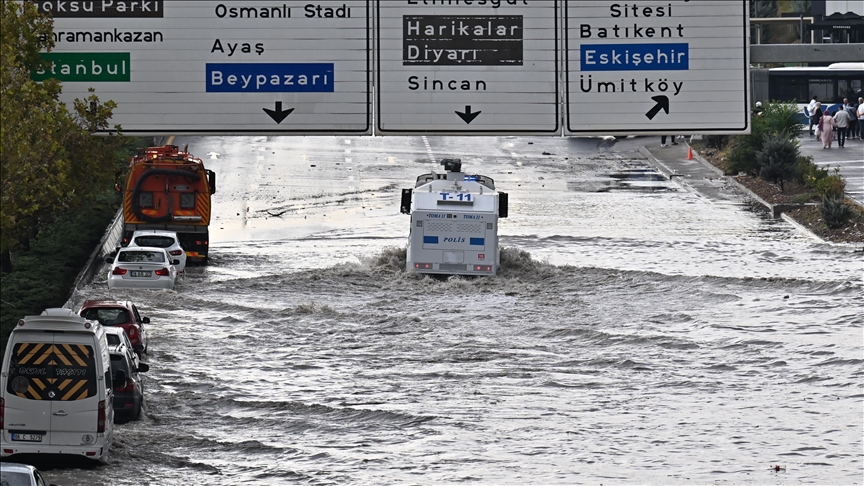 Ankara'da şiddetli sağanak! İstanbul yolu trafiğe kapandı