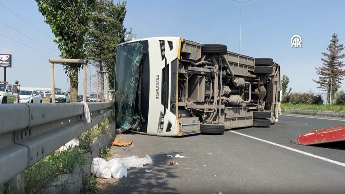 Erzurum’da askeri servis aracı devrildi:  12'si asker 13 kişi yaralandı