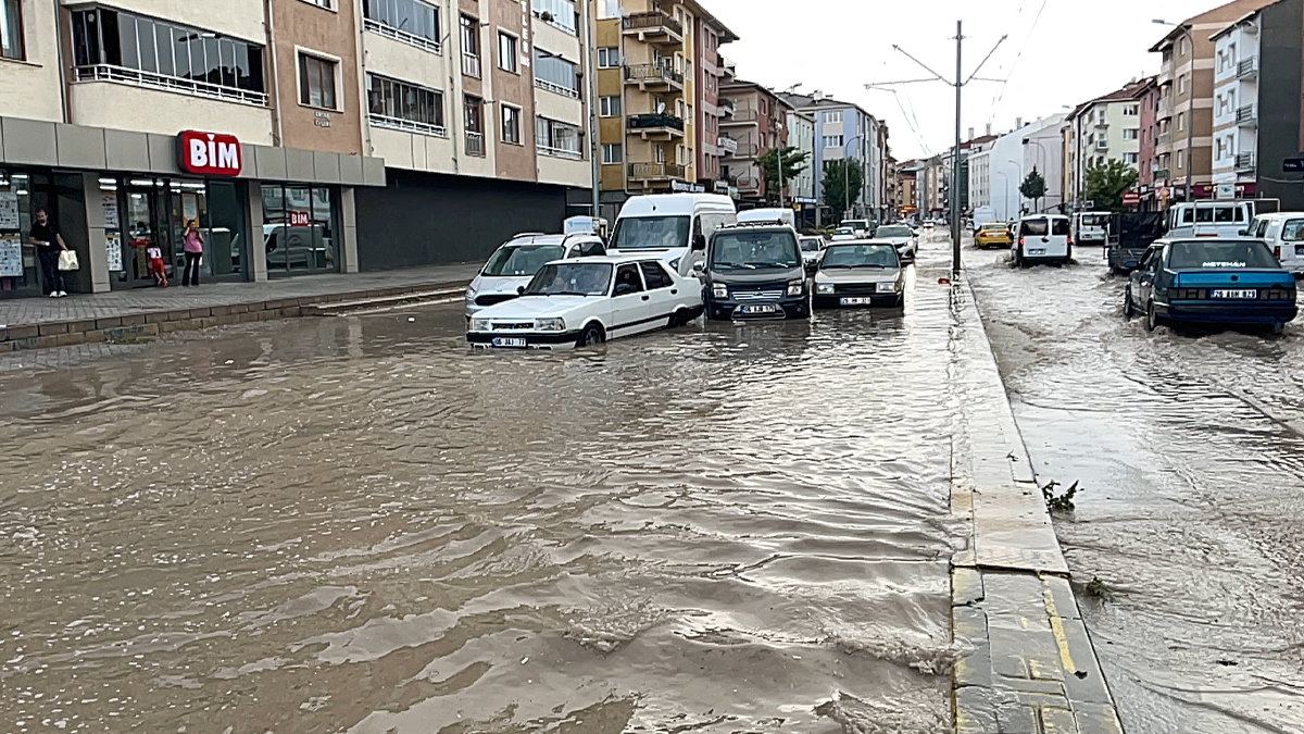 Eskişehir'de sağanak ve dolu yağışı yolları göle çevirdi