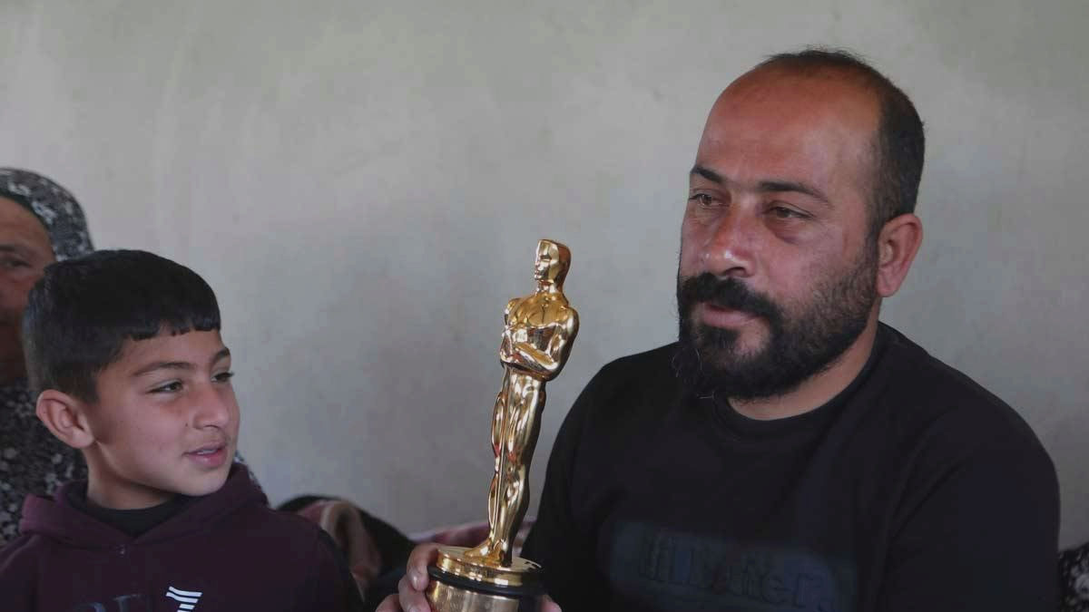 İsrail, Oscar kazanan belgeselin Filistinli yönetmenini gözaltına aldı