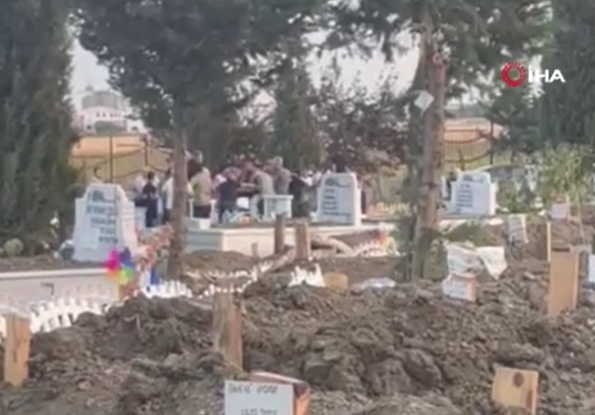 Mezarlıkta birbirlerine girdiler