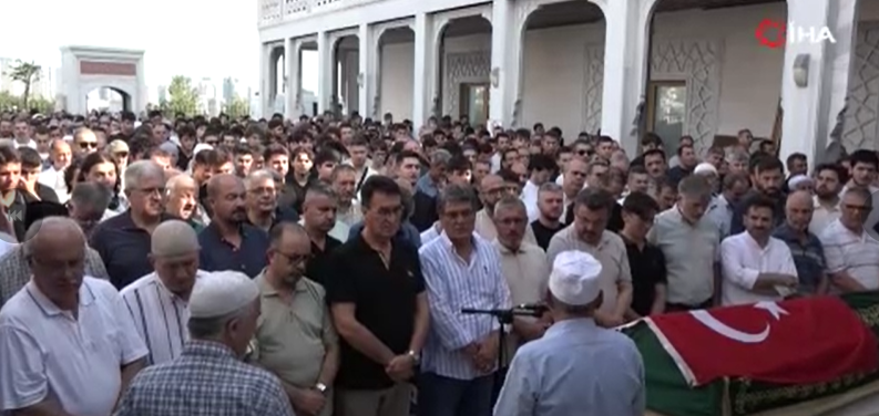 En acı gün: Oğlunun cenaze namazını kendi kıldı