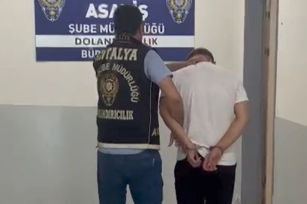 Kendisini MİT görevlisi olarak tanıttı suçüstü yakalandı