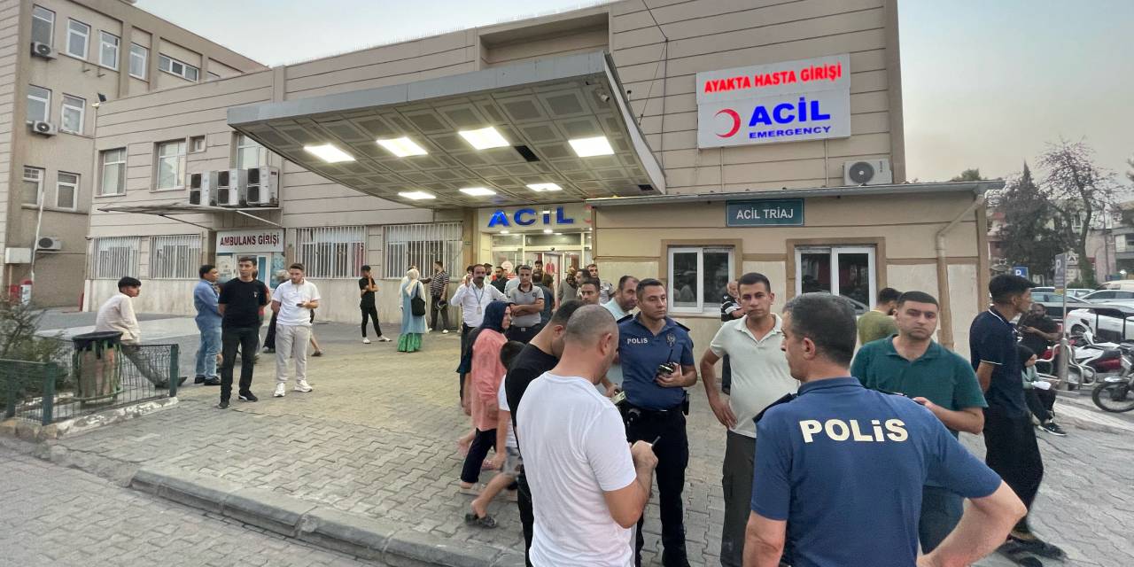 Doktor yardımcısı ve güvenlik görevlisini bıçakla yaralamıştı: Zanlı çıkarıldığı mahkemece tutuklandı