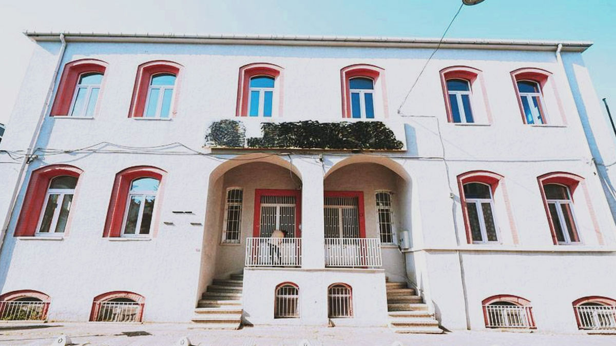 Üsküdar Belediyesi, önceki dönemde Ensar Vakfı’na bedelsiz tahsis edilen binayı geri aldı