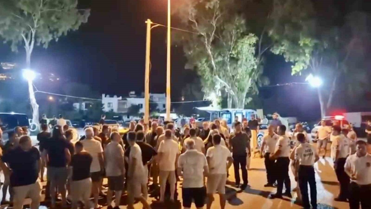 Bodrum'da minibüsçülerle taksiciler birbirine girdi: 150 taksici yolu trafiğe kapattı