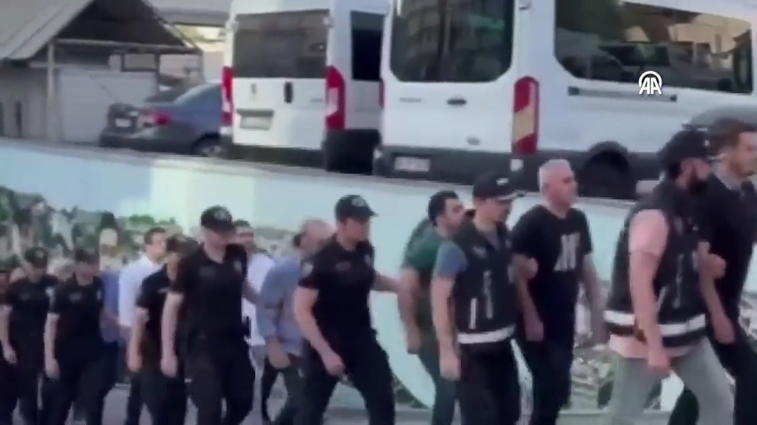 İBB soruşturmasında gözaltı görüntülerine tepki: Özgür Çelik: Haysiyet cellatlığı yapılıyor