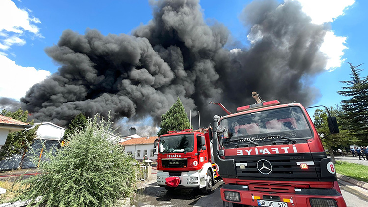 Kayseri'de sünger fabrikasında yangın