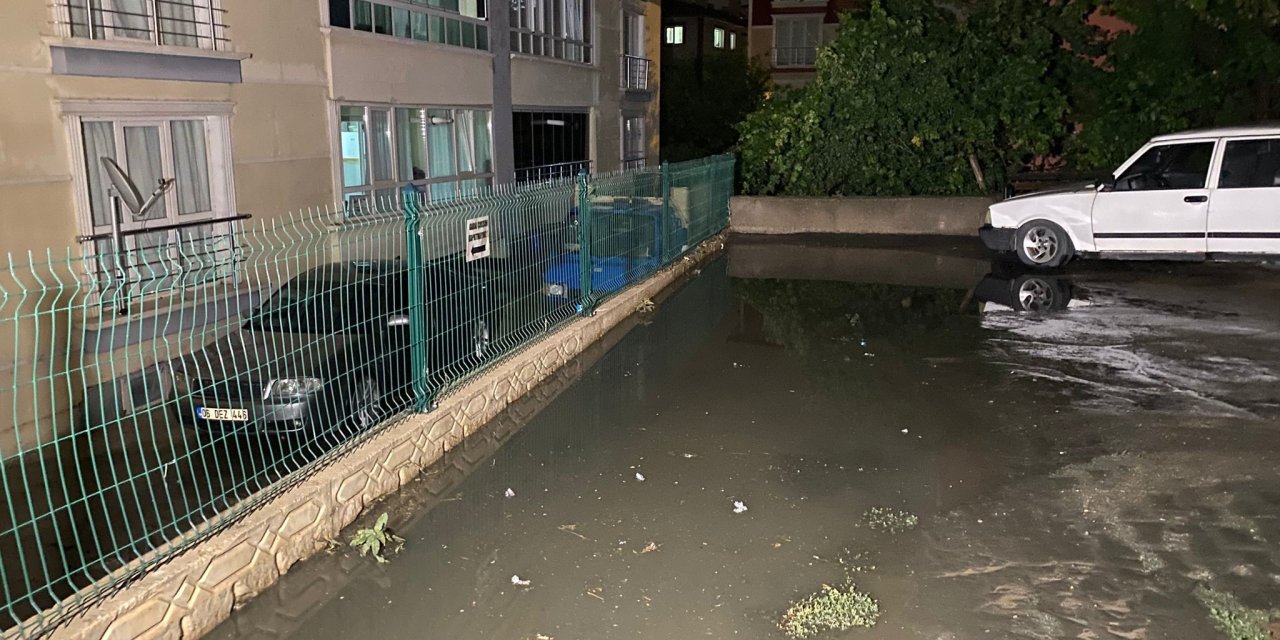 Ankara'yı sağanak yağış vurdu! Yollar göle döndü, evleri su bastı