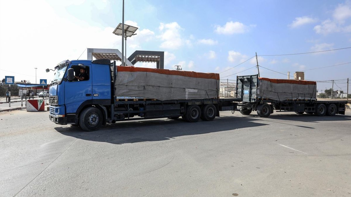 Gazze’de yardım tırları yağmalandı: İsrail'in girişine izin verdiği 36 yardım tırının çoğu yağmalandı