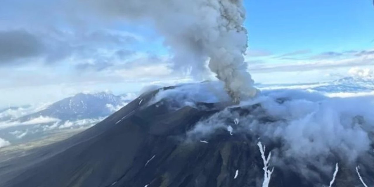 8,8 büyüklüğündeki deprem sonrası felaket zinciri! Yanardağ 600 yıl sonra ilk kez patladı