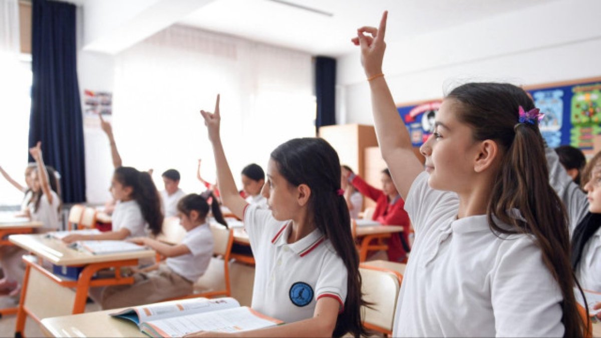 Okullarda serbest kıyafet kalkıyor mu? Bakan yeni dönemi duyurdu