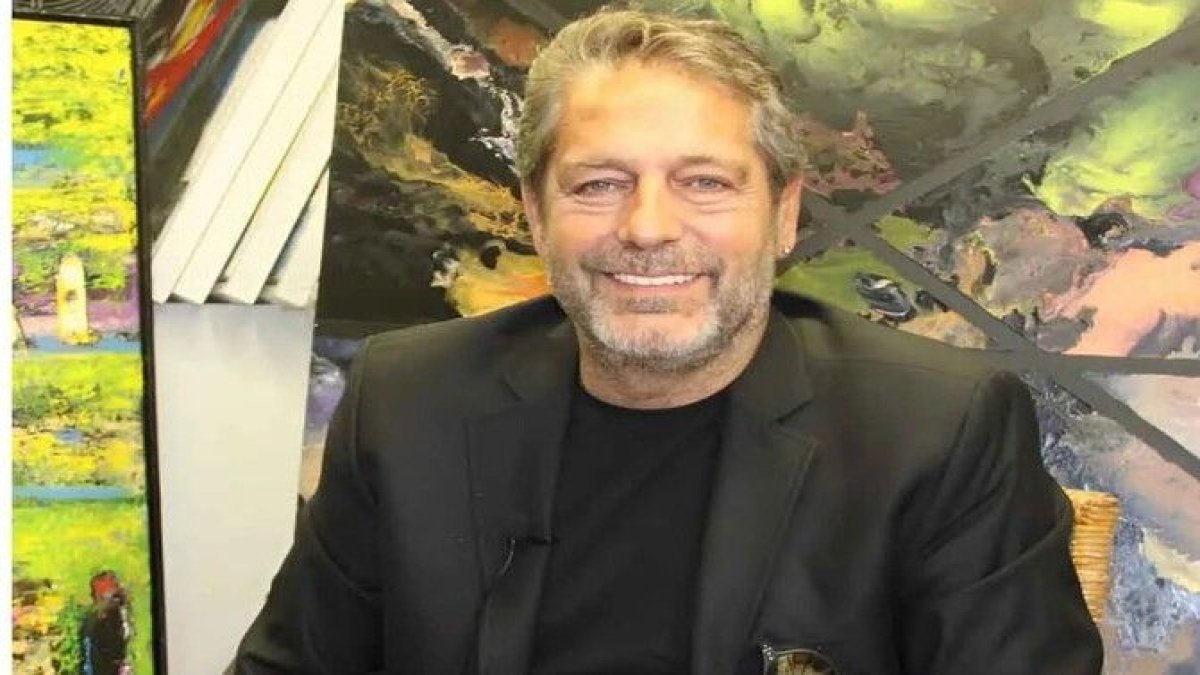 Ünlü şarkıcı Bora Gencer trafik kazası geçirdi